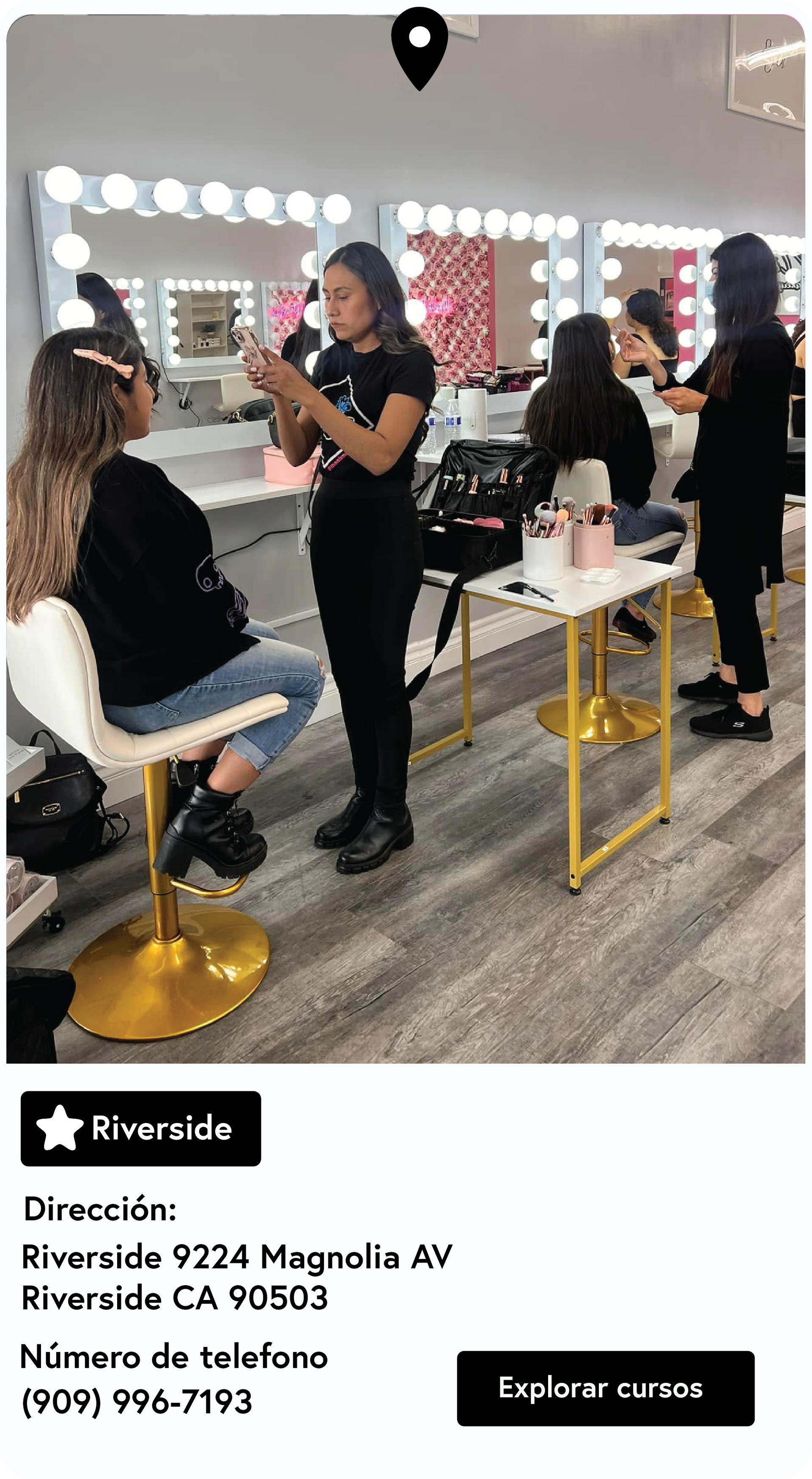 Clase de maquillaje en Riverside, California. El instructor muestra las técnicas a los estudiantes mientras otros practican en las mesas.
