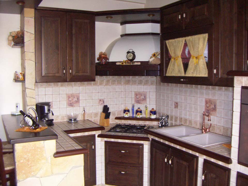 Cucina con mobili in legno