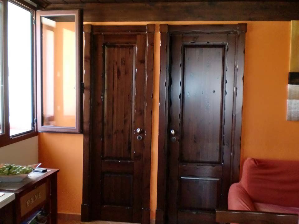 Porte in legno scuro