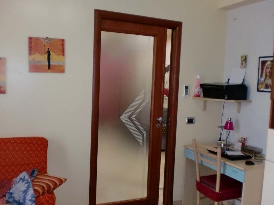 Porta scorrevole a vetri