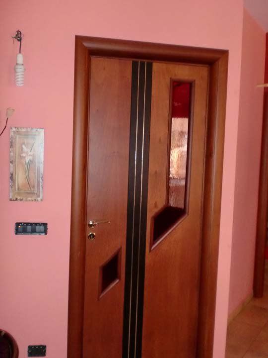 Porta con inserti neri