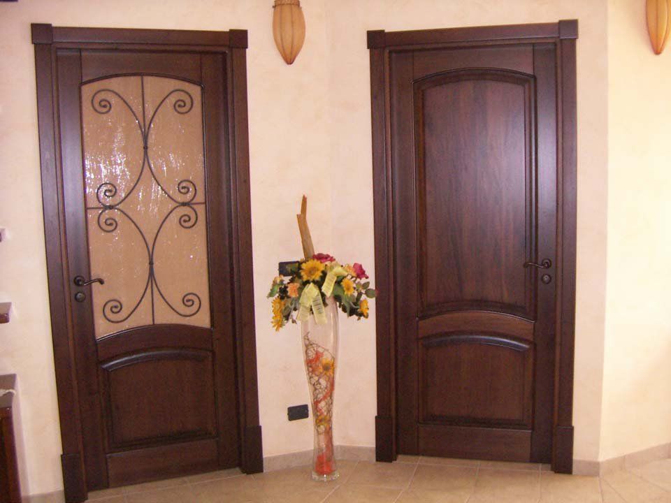 Due porte in legno scuro