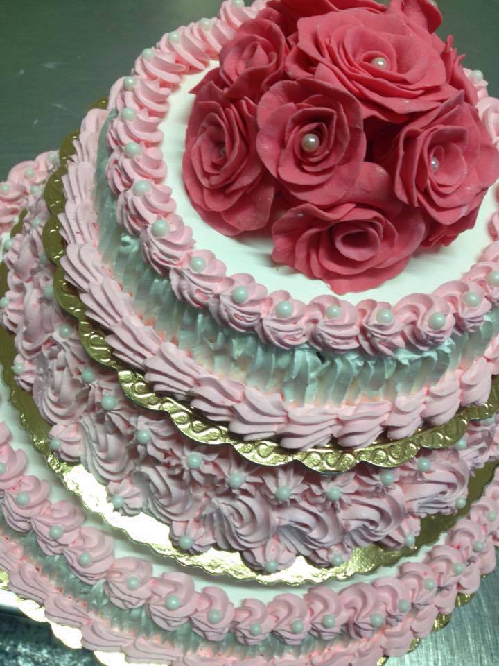 torta a più piani con rosa di zucchero