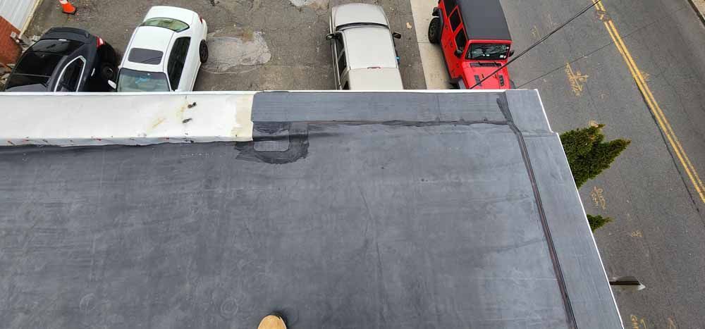 An aerial view of a roof with cars parked on it.