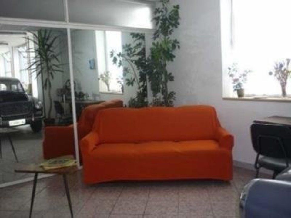 Divano in sala d'attesa dell'officina