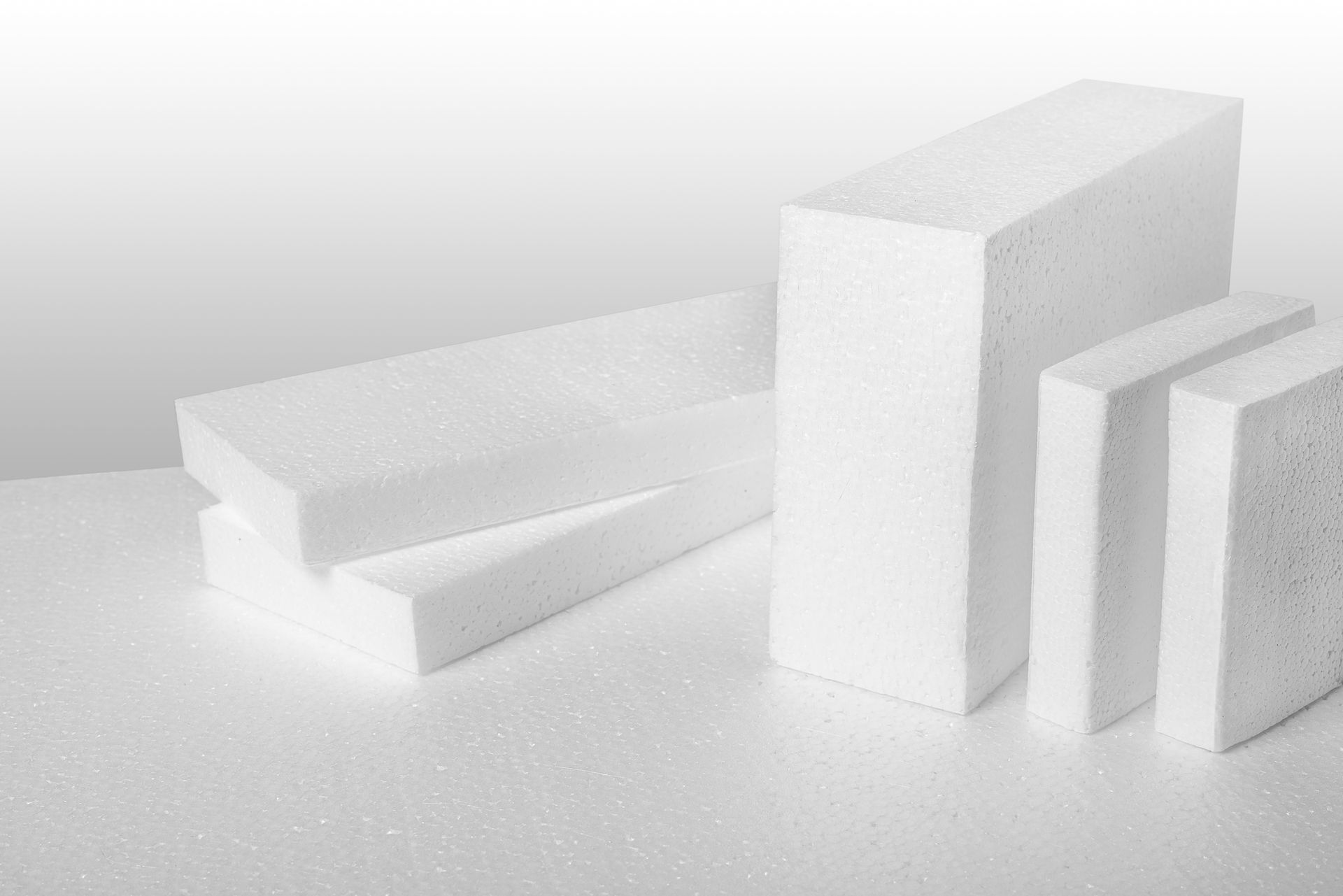 Un grupo de bloques de poliestireno blanco apilados uno encima del otro sobre una mesa.
