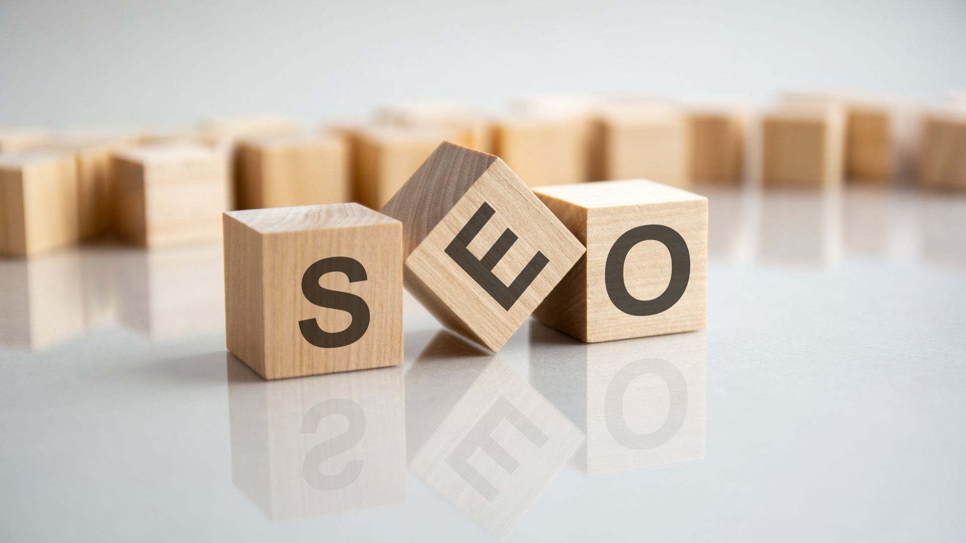 The word seo is written on a wooden block.