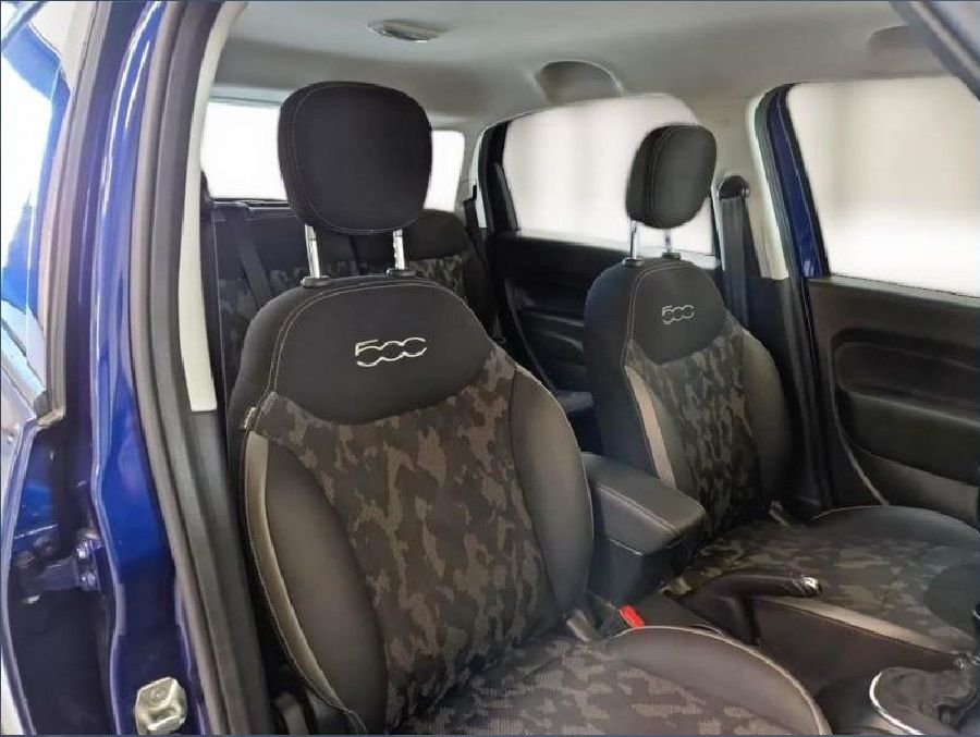 Interni di un'auto blu con sedili con motivi neri e airbag attivato.