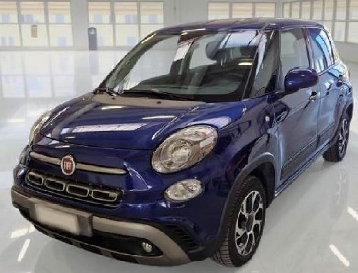 SUV Fiat 500L blu in uno showroom, vista frontale angolata. Ha fari rotondi e paraurti anteriore argentato.