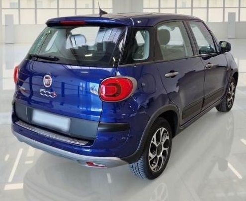 Fiat 500L blu, vista posteriore. L'auto è parcheggiata al chiuso su una superficie riflettente.