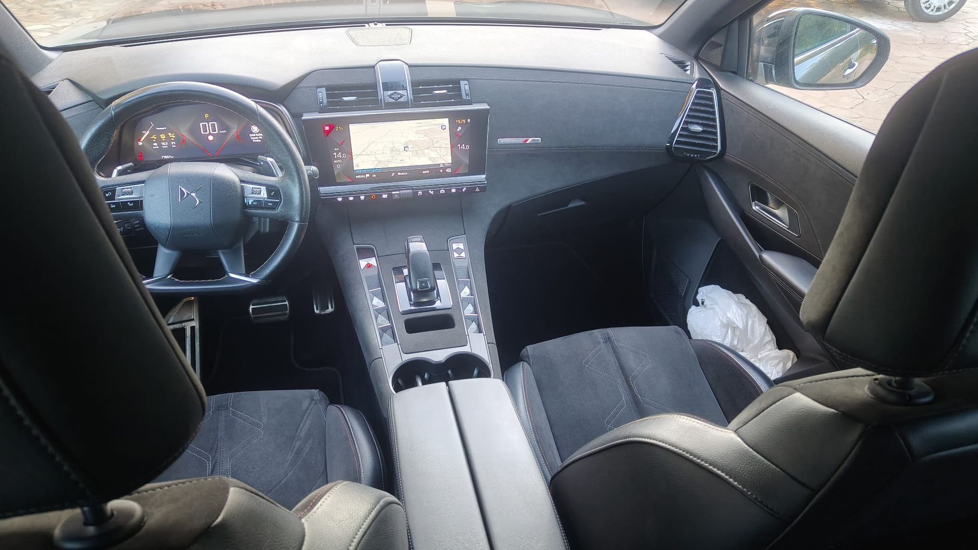 Fiat 500L blu, vista posteriore. L'auto è parcheggiata al chiuso su una superficie riflettente.