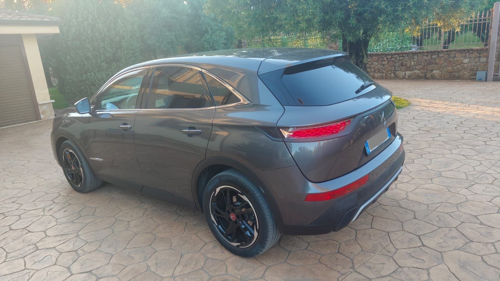 Interni di un'auto blu con sedili con motivi neri e airbag attivato.