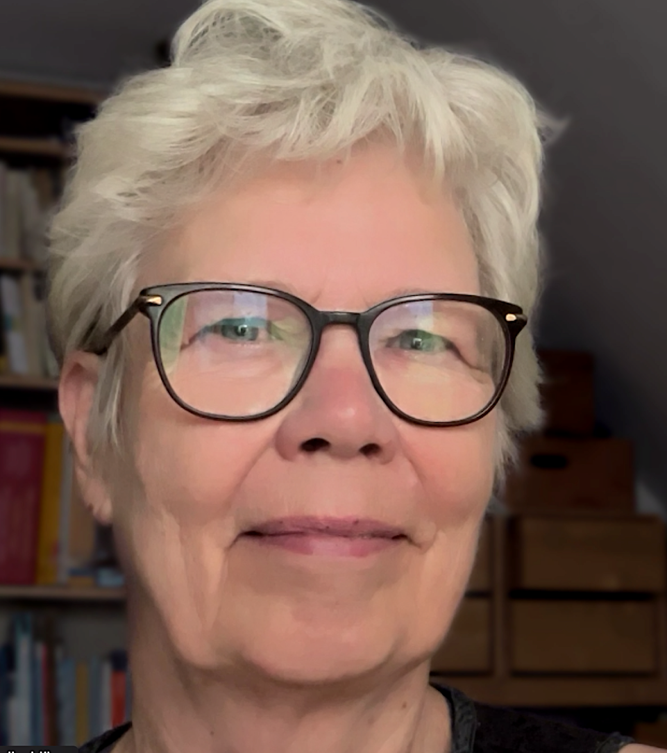 Nahaufnahme einer lächelnden Frau mit Brille