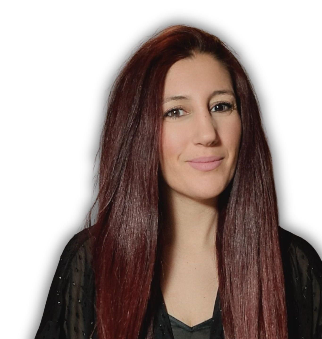 Eine Frau mit langen roten Haaren trägt ein schwarzes Hemd