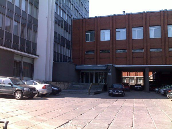 Biroju ēkas stāvlaukums