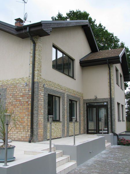 mājas pagalma puses durvis