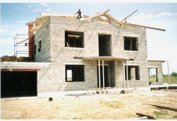 dzīvojamā māja būvēšanas stadijā