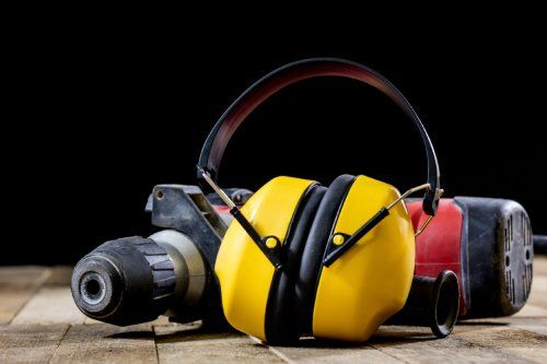 Un trapano e cuffie isolanti