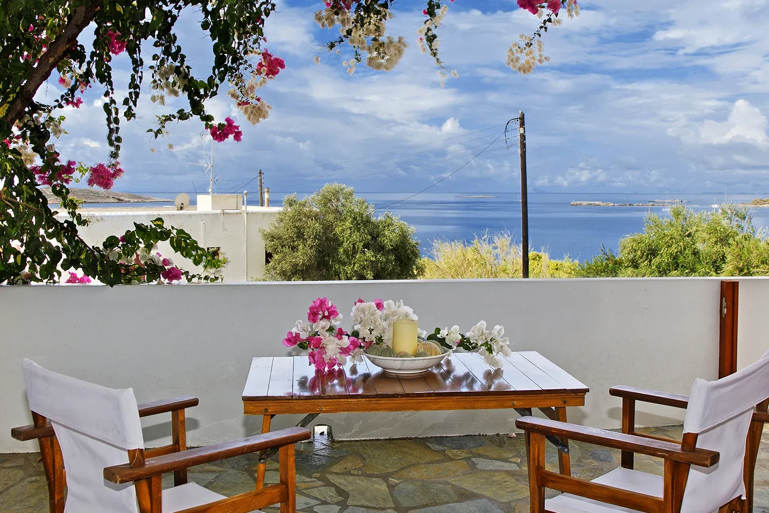 ένα τραπέζι με λουλούδια και ένα κερί πάνω του