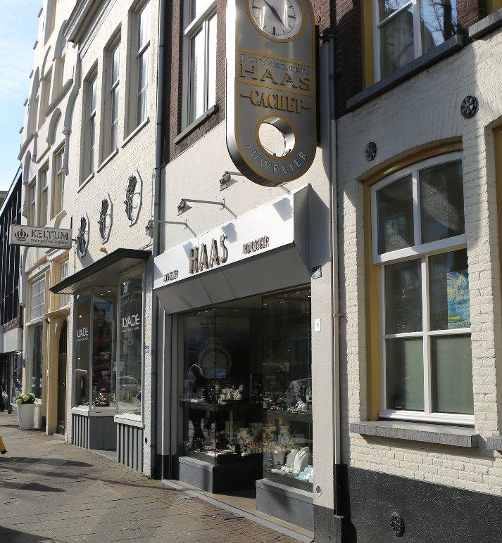 Een gebouw met een bordje waarop 'haars' staat
