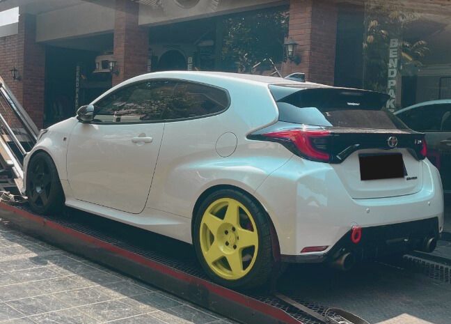 A car is sitting on top of a tow truck.