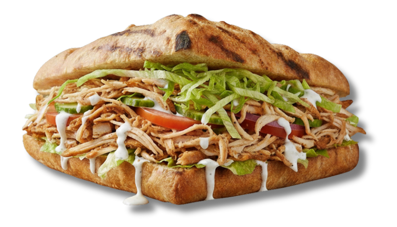 Hähnchensandwich mit gehacktem Salat, Tomaten und cremiger Soße auf gegrilltem Brot.