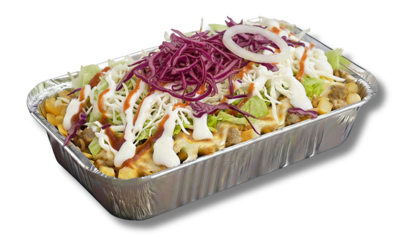 Pommes frites mit Fleisch, gehacktem Salat, Kohl, Zwiebeln und Soße in einem Folienbehälter.