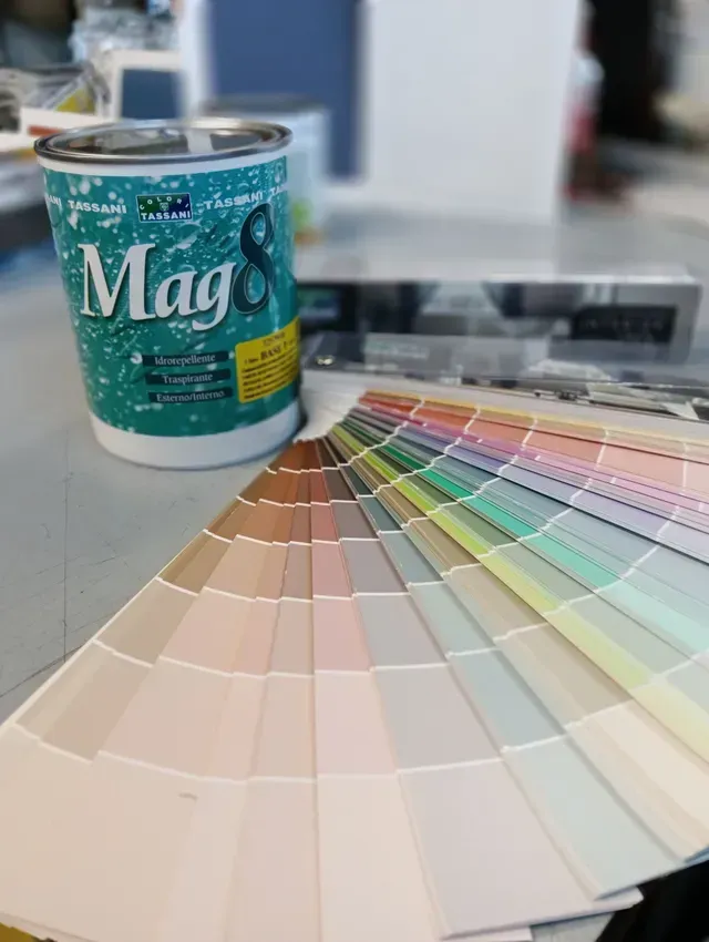 Vernice protettiva innovativa, progettata per offrire un'eccellente difesa per le superfici interne ed esterne. Grazie alle sue straordinarie proprietà di traspirabilità e idrorepellenza, questa vernice assicura una protezione duratura e affidabile.