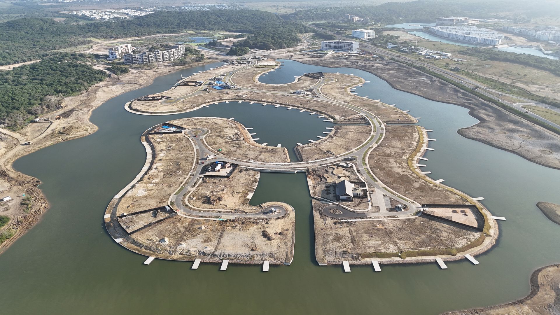 Una vista aérea de un gran cuerpo de agua con una gran isla en el medio.