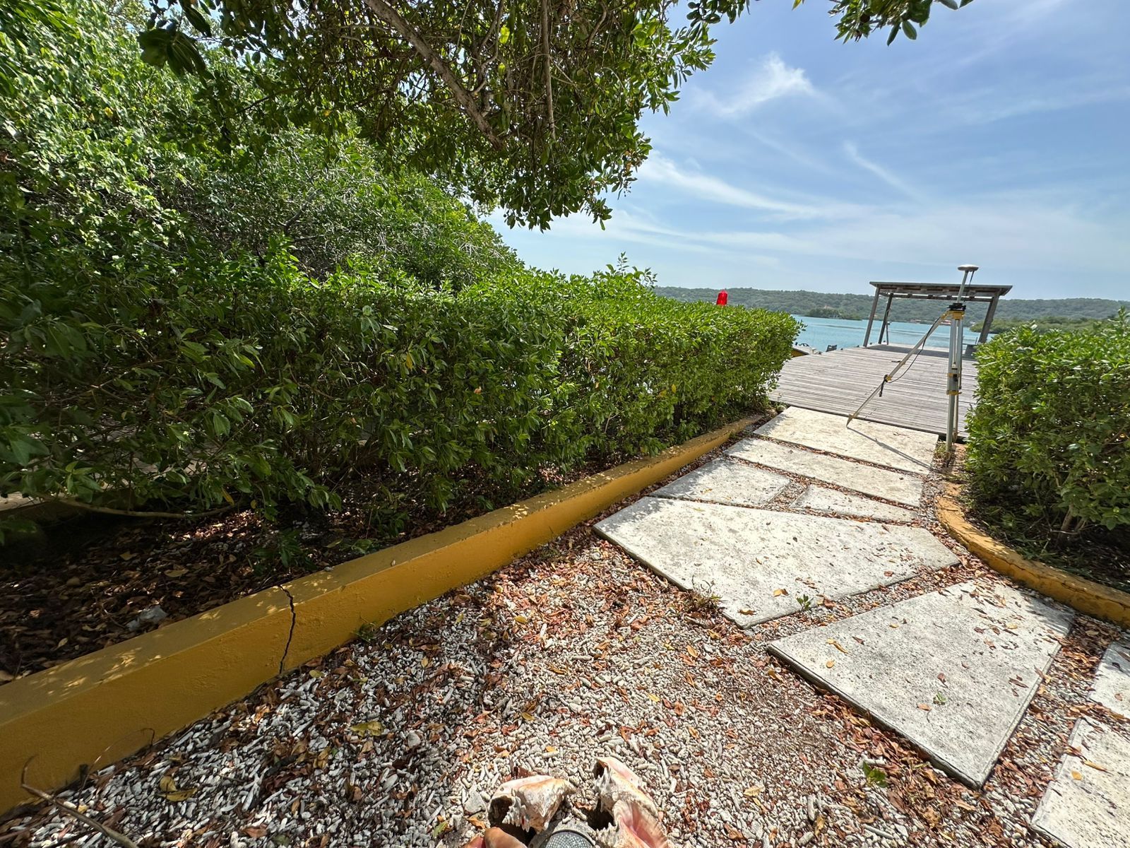 Una pasarela que conduce a un muelle con vista al océano.