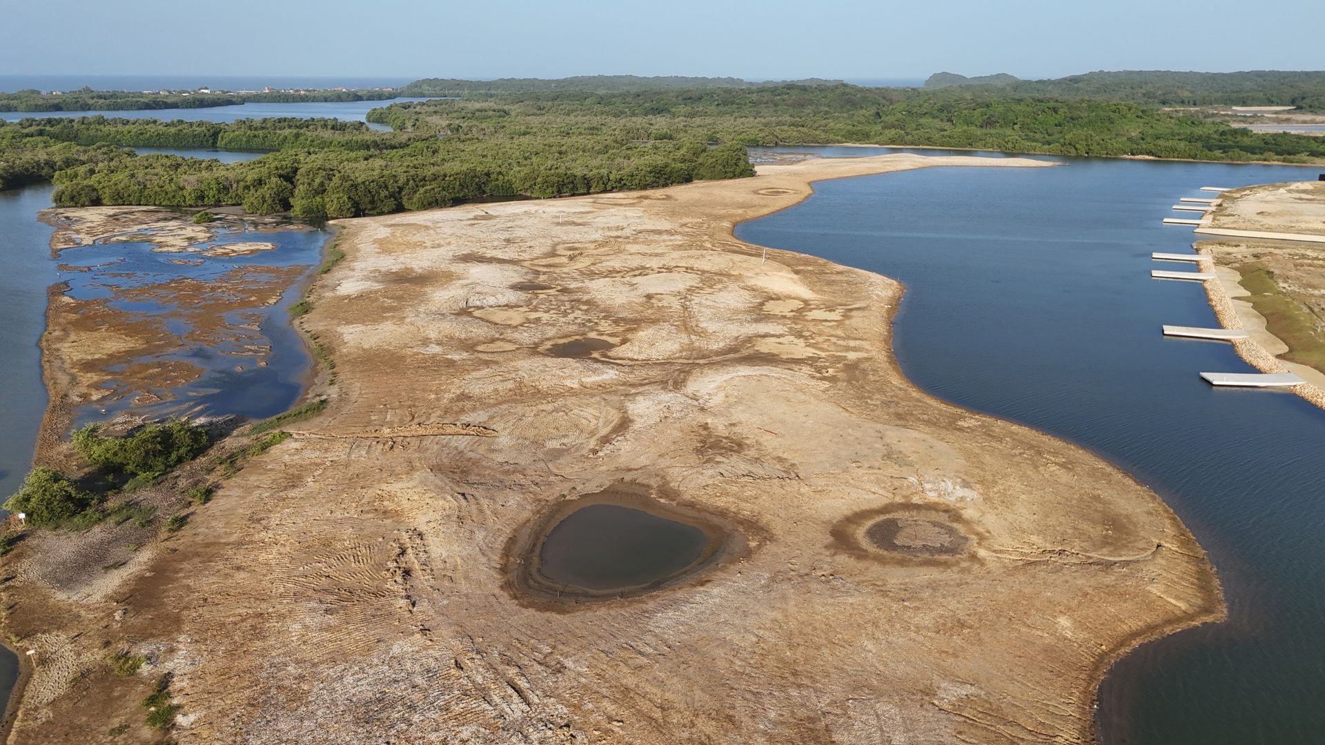 Una vista aérea de un gran cuerpo de agua rodeado de árboles.