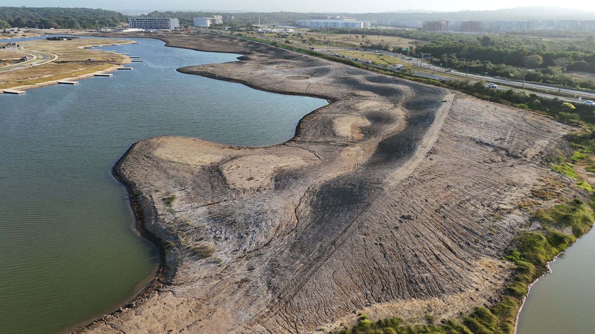 Una vista aérea de un gran cuerpo de agua con una carretera que lo atraviesa.