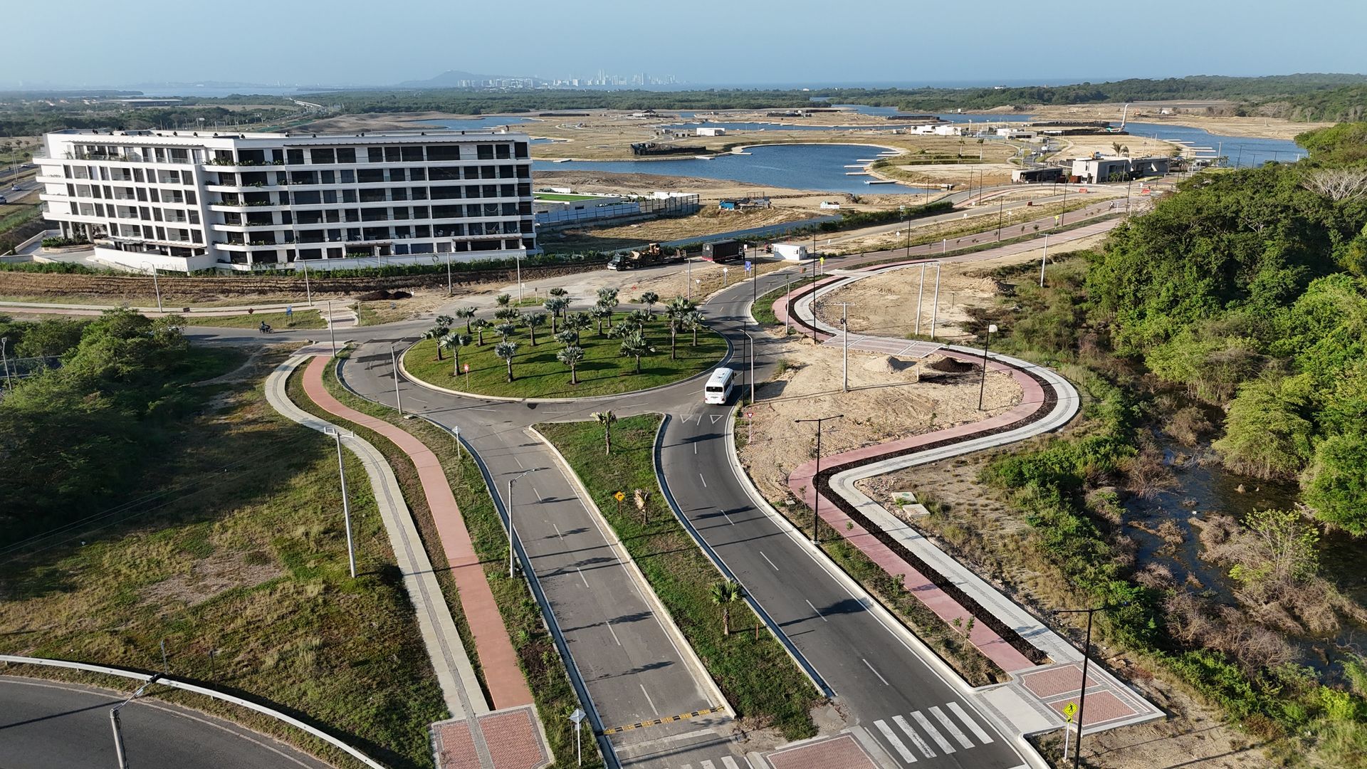 Una vista aérea de una carretera con un edificio al fondo.