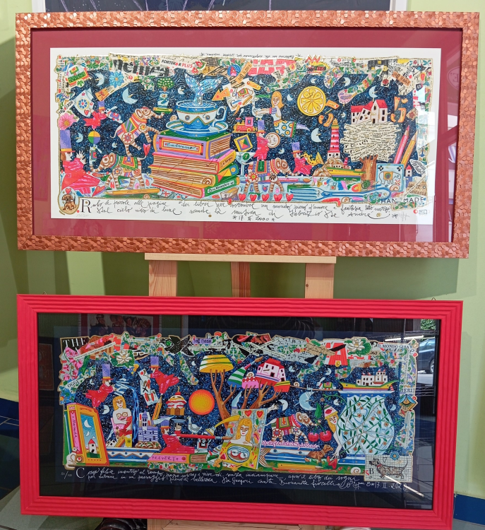 Due opere d'arte colorate incorniciate, esposte su un cavalletto, raffiguranti scene fantasiose con colori e forme varie.