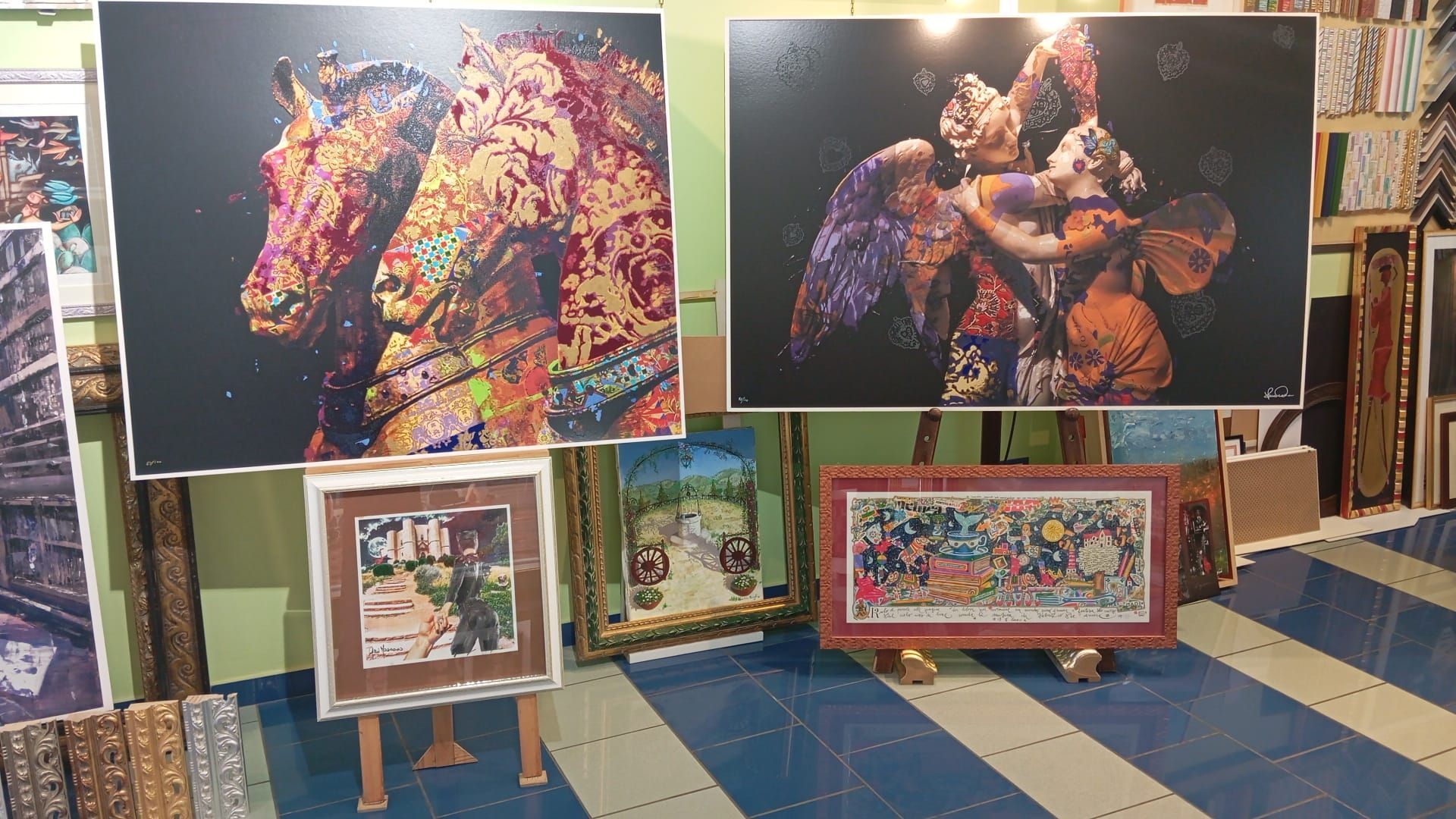 Interno di una galleria d'arte: dipinti di un cavallo e di figure, colorati e vivaci, esposti su cavalletti e pareti.