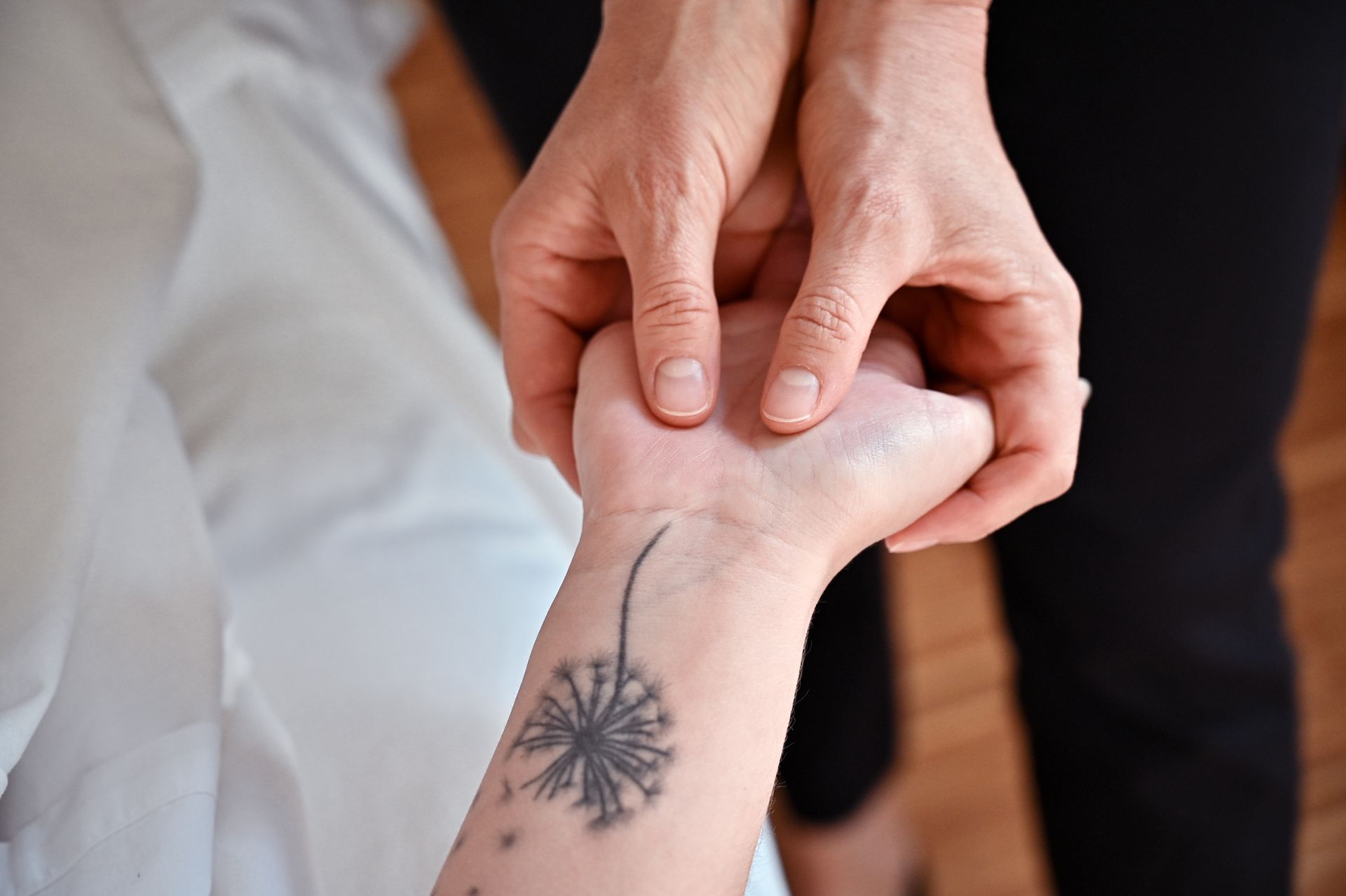Kirstin Hammerstein, Massage, Hände, Tattoo, Hände massieren eine Hand.