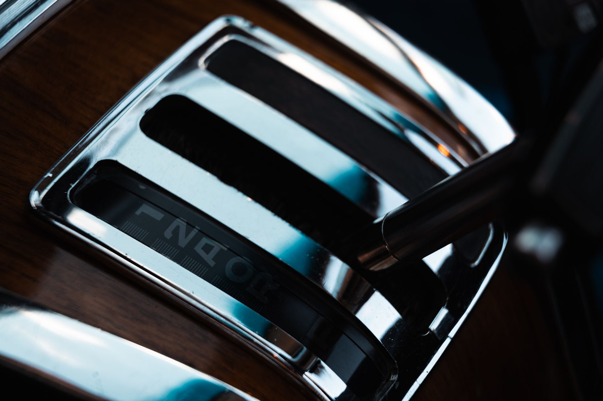 Glänzender Chrom-Schalthebel in einer holzgetäfelten Konsole mit sichtbaren Gangpositionen: P, R, N, D und 2. Kirstin Hammerstein, hammerstein-pictures