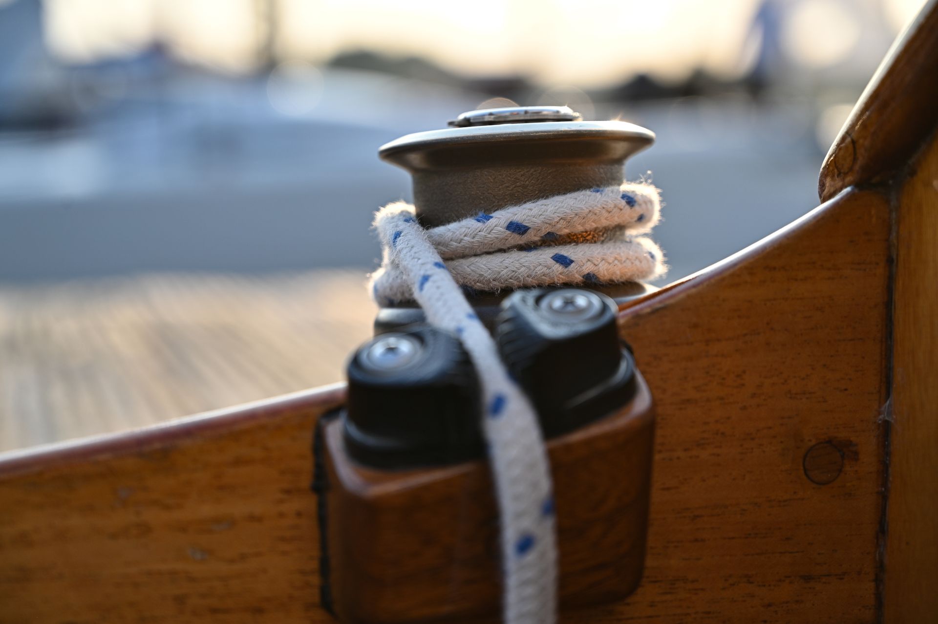 Winde auf einem Segelboot, Seil um die Trommel gewickelt, Holzdetail. Kirstin Hammerstein, hammerstein-pictures