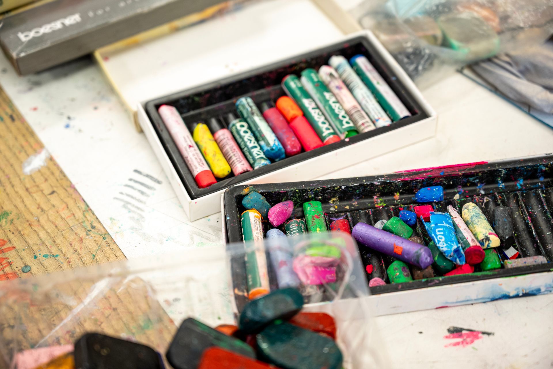 Öffnen Sie Künstlerbedarfskartons mit bunten Pastellkreiden.