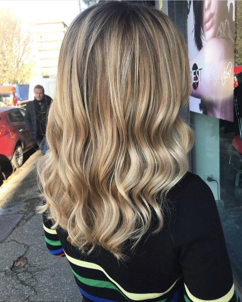 capelli mossi biondi