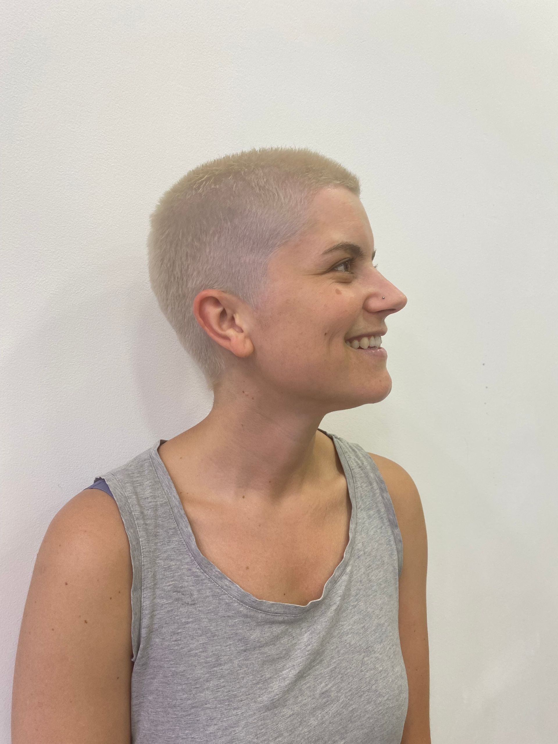 capelli biondo platino con taglio molto corto