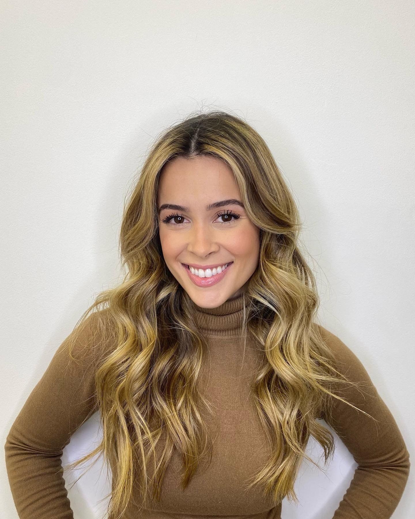 ragazza sorridente con capelli castani