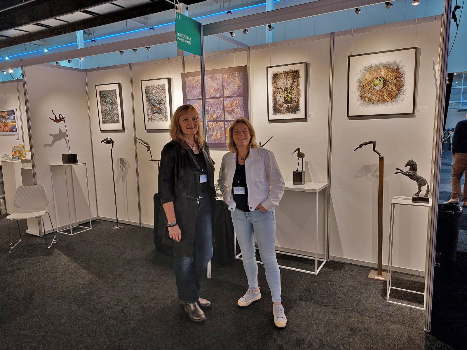 Francoise Vaal en Marieke de Jong tijdens expositie