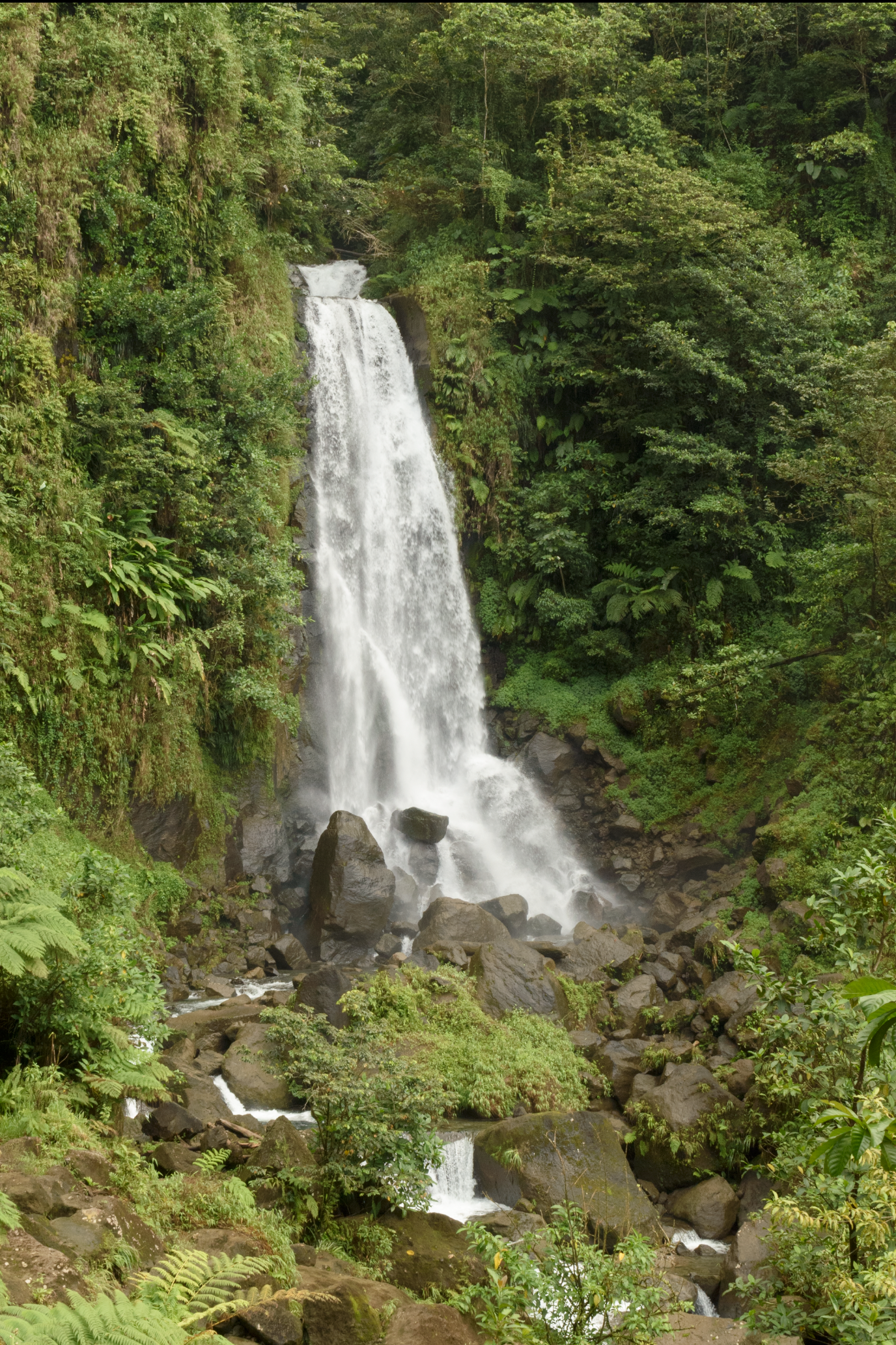 Twin falls on Dominica, photo made by Françoise Vaal