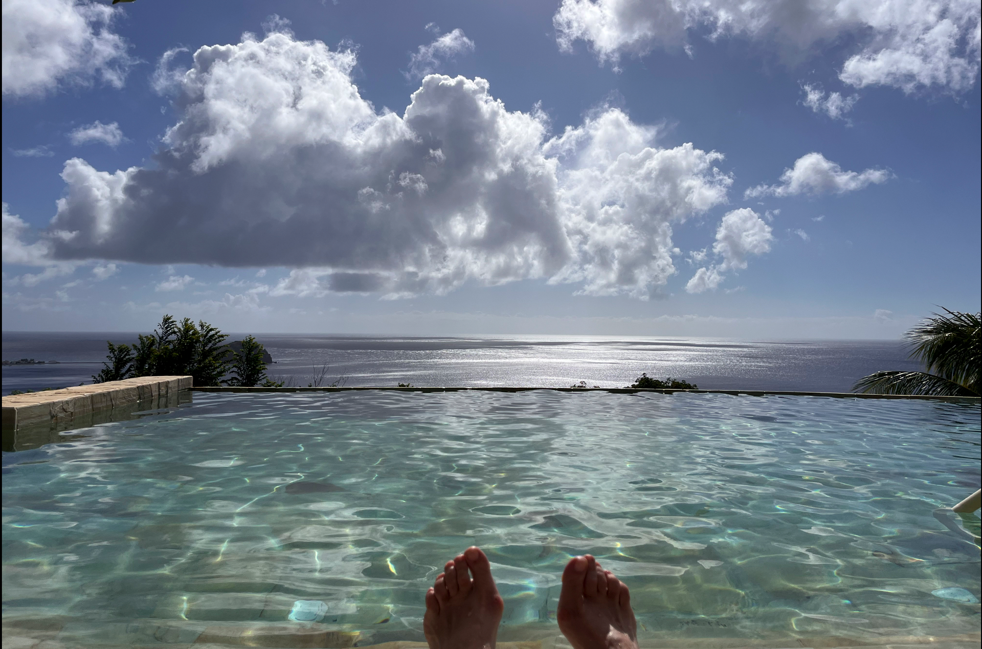 Photograph by Françoise Vaal of feet at an infinity pool/