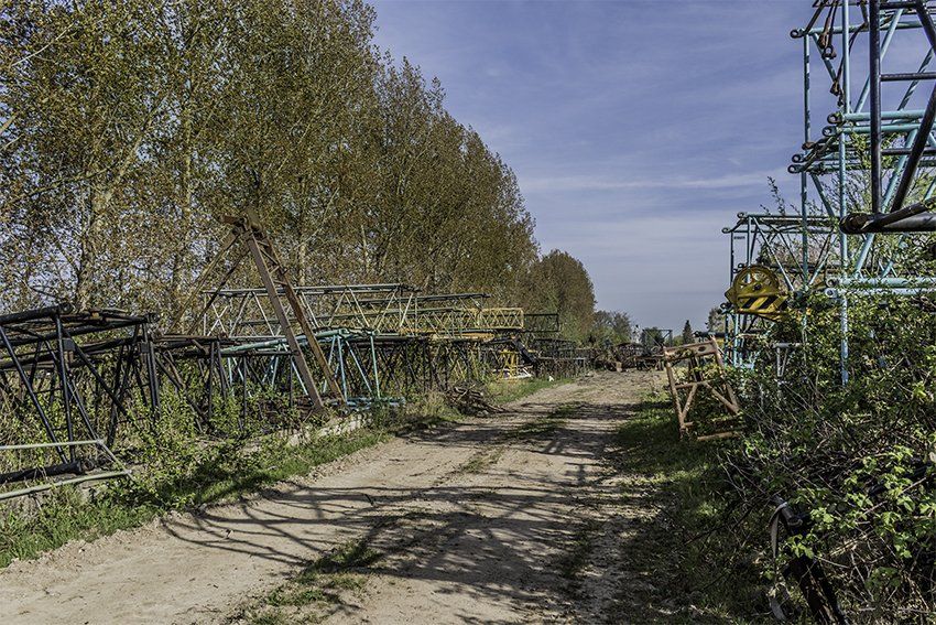 Foto dumpplaats hijskranen door Françoise Vaal