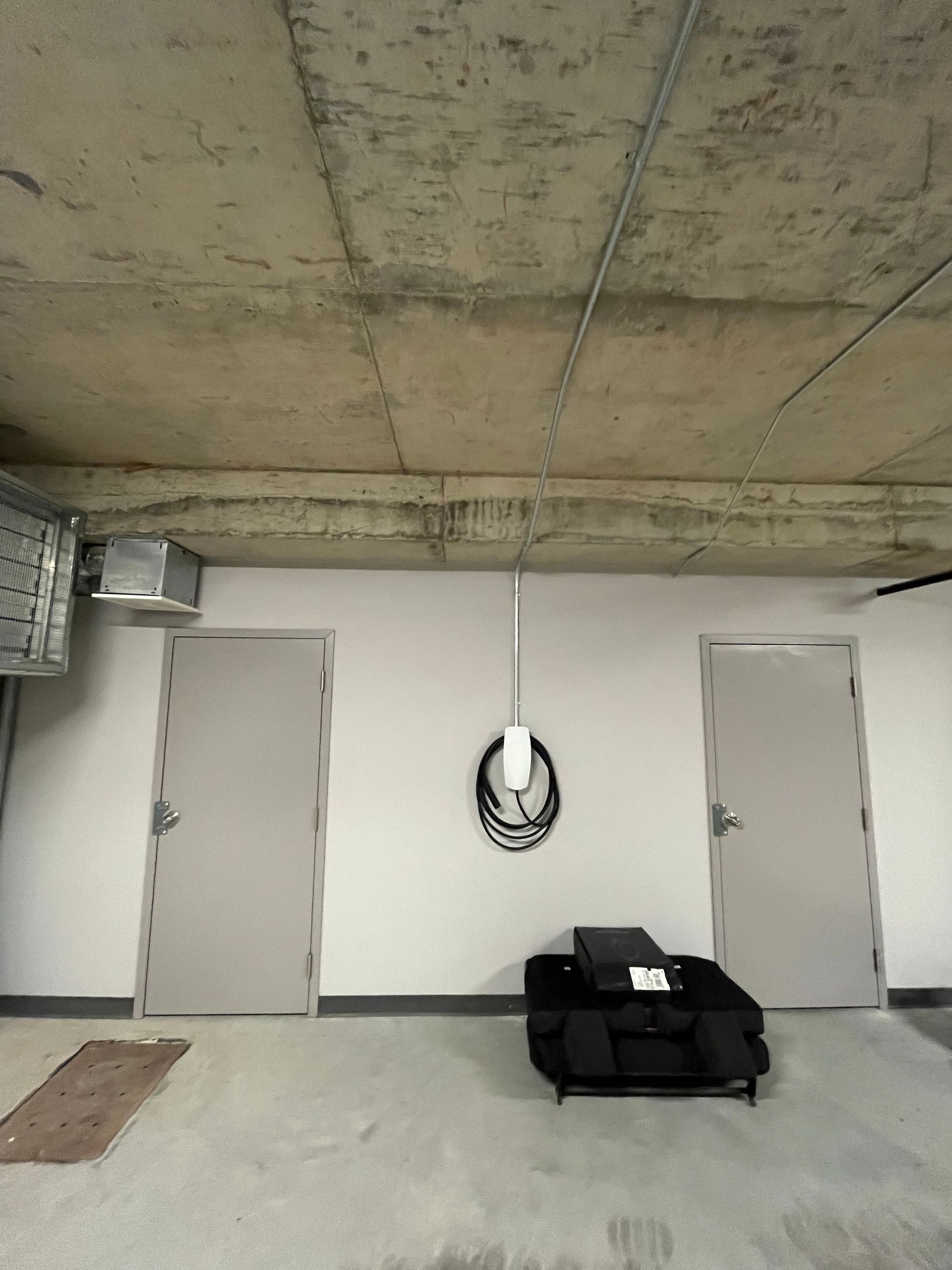 Un salon avec un canapé et une table basse