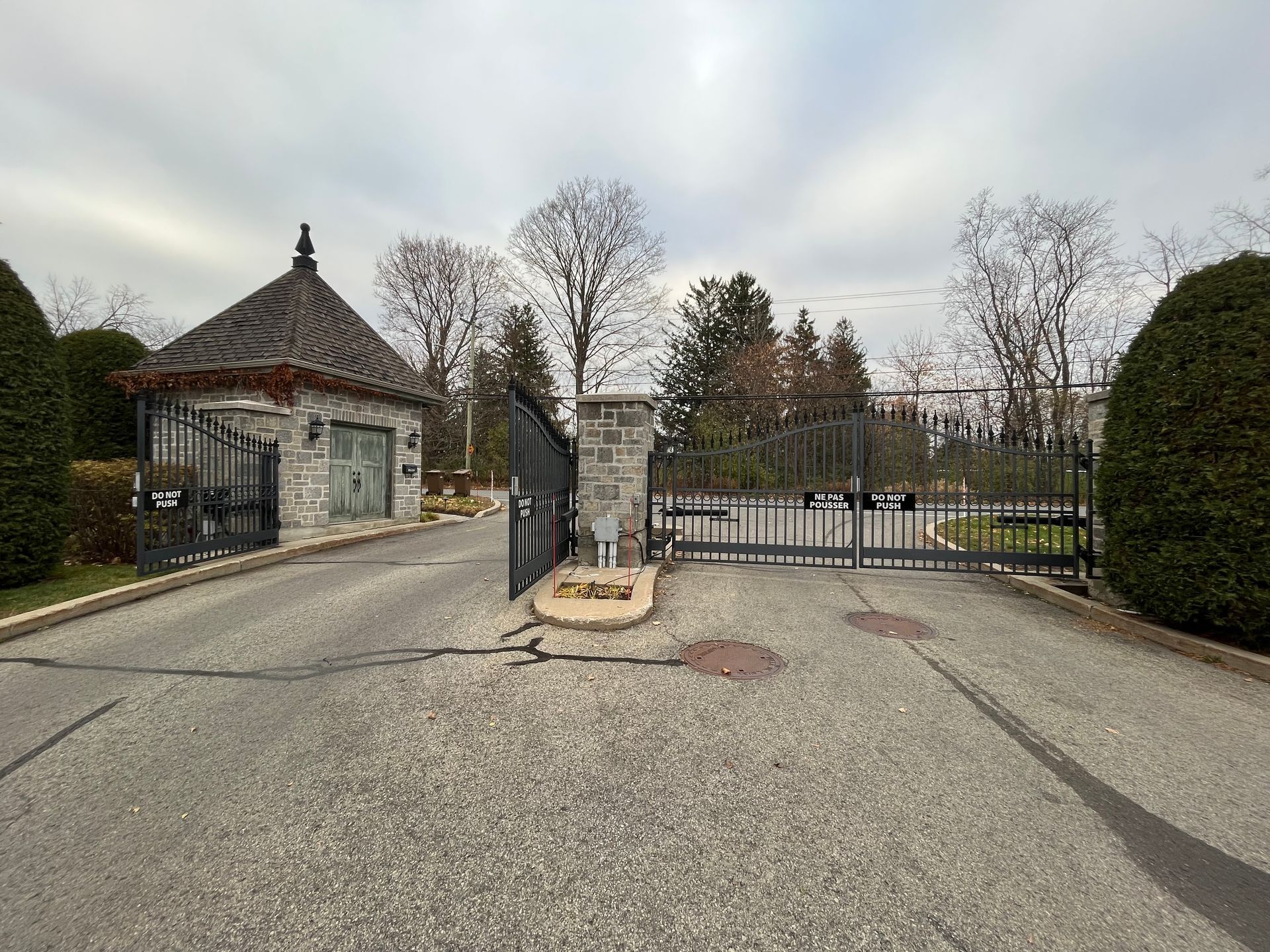 Il y a une porte au milieu de la route.