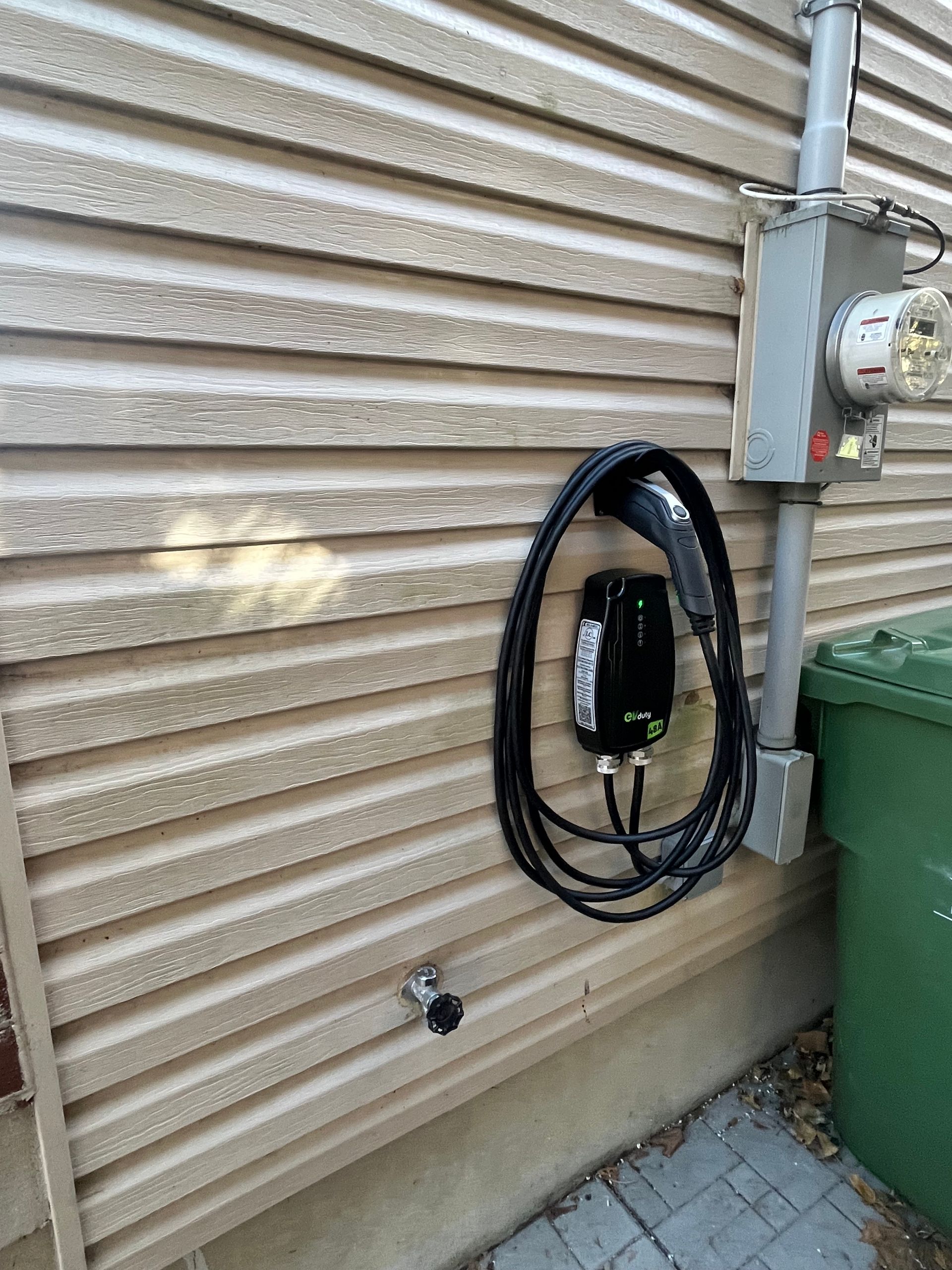 Un chargeur est fixé sur le côté d'un bâtiment.