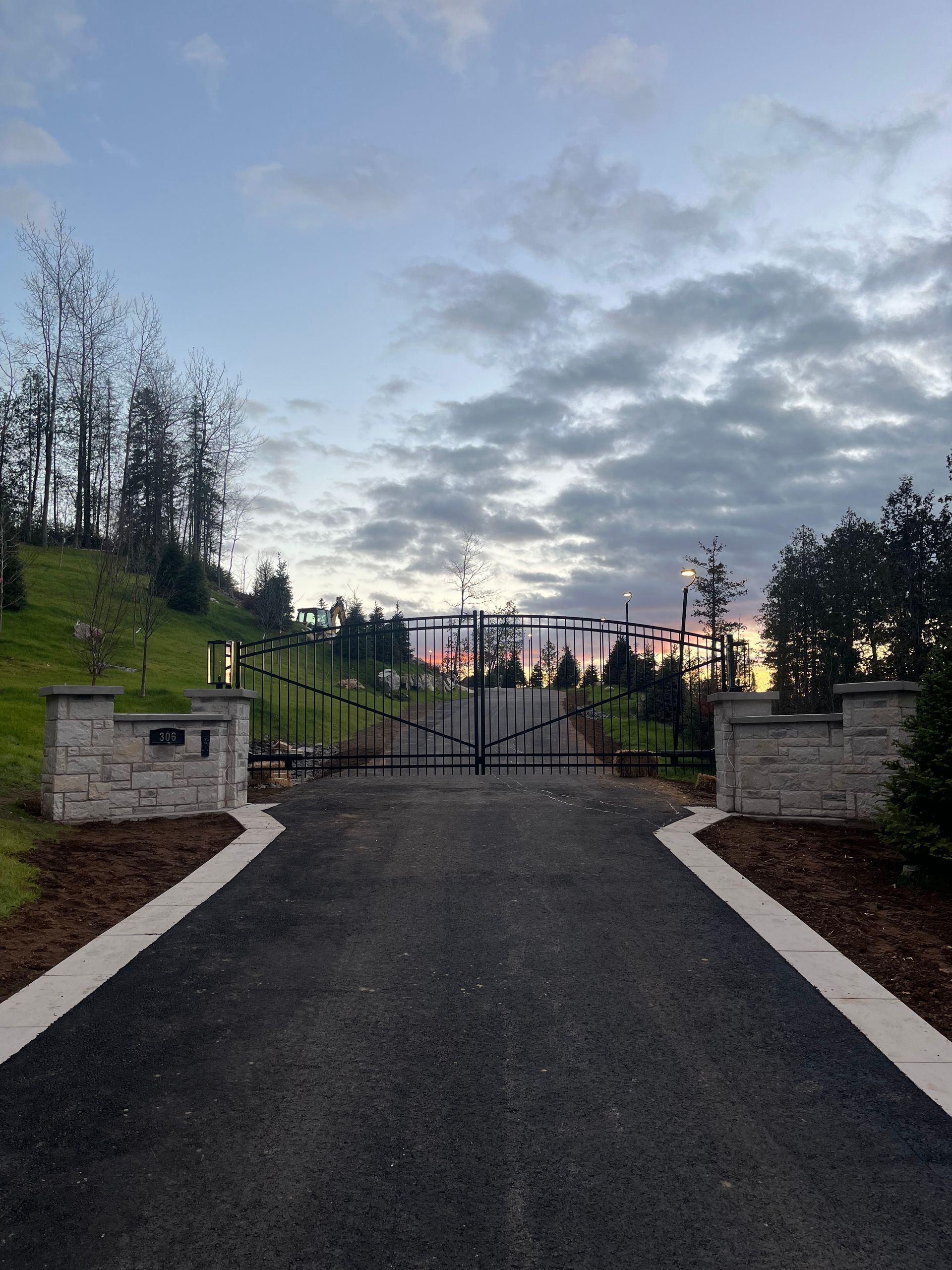 Une allée avec un portail au milieu